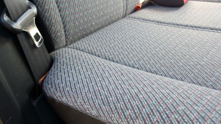 Ein Autositz aus Stoff zeigt eine graue, strukturierten Oberfl&auml;che, ideal f&uuml;r Tipps zum Entfernen von Kaugummi.