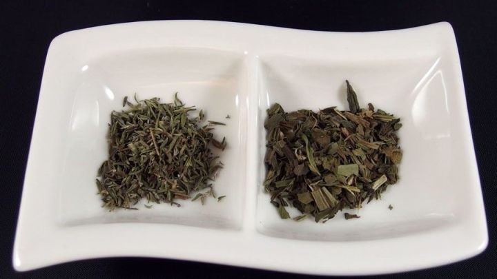 Getrockneter Thymian und Spitzwegerich liegen in zwei Schalen auf einem wei&szlig;en Teller, bereit zum Teekochen gegen Erk&auml;ltung.