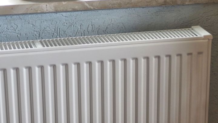 Ein Heizk&ouml;rper steht sauber und ordentlich an einer Wand, bereit die Umgebung zu beheizen, um Nikotinverf&auml;rbungen zu entfernen.