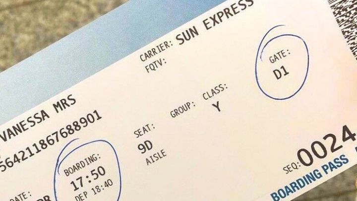 Ein Boarding-Pass zeigt Details zu einem Flug mit Sun Express, einschlie&szlig;lich Flugzeit und Datum, am Flughafen.