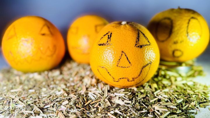 Kreiere deine eigene Halloween-Stimmung mit diesen s&uuml;&szlig;en Orangen-Geistern. Eine einfache und fruchtige Alternative zu K&uuml;rbissen, perfekt f&uuml;r eine kreative und gruselige Dekoration. Ideal f&uuml;r alle, die es unkompliziert m&ouml;gen.