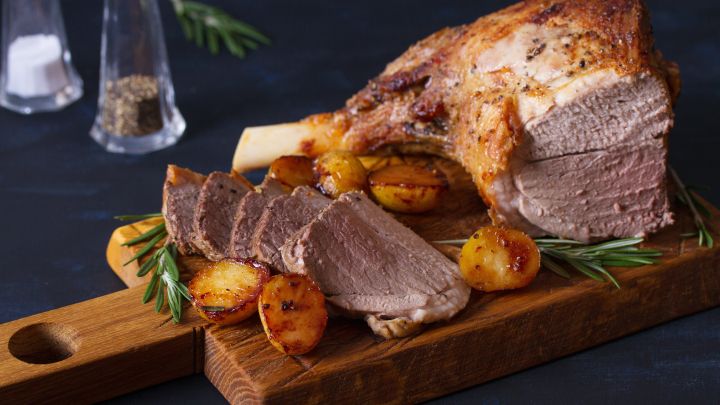 Lammkeule italienische Art mit Rosmarin und Kartoffeln: So gelingt dir ein saftiger Braten wie bei Nonna!
