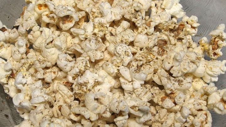 Pikantes Popcorn liegt in einer Sch&uuml;ssel und wirkt knusprig und w&uuml;rzig, um einen leckeren Snack zu bieten.