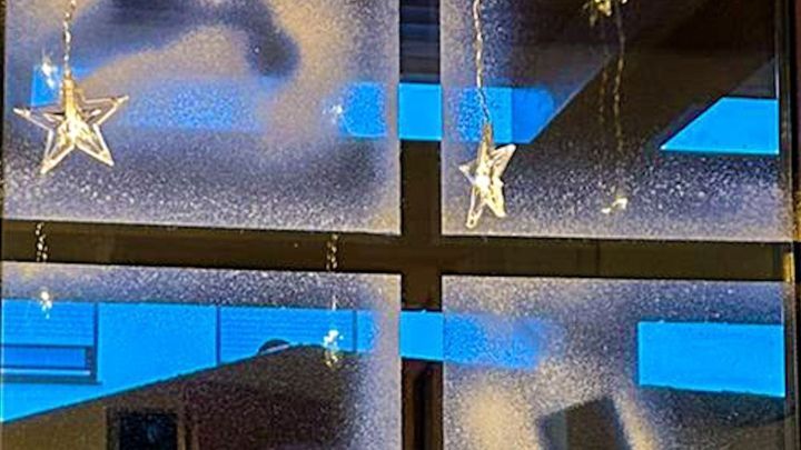 Kreiere winterliche Fensterdekorationen mit Frischhaltefolie f&uuml;r ein frostiges Finish. Der Artikel zeigt, wie Du mit einfachen Mitteln Schneeszenen gestaltest, w&auml;hrend die Bilder inspiriert und die dunklen Silhouetten festliche Stimmung verbreiten.