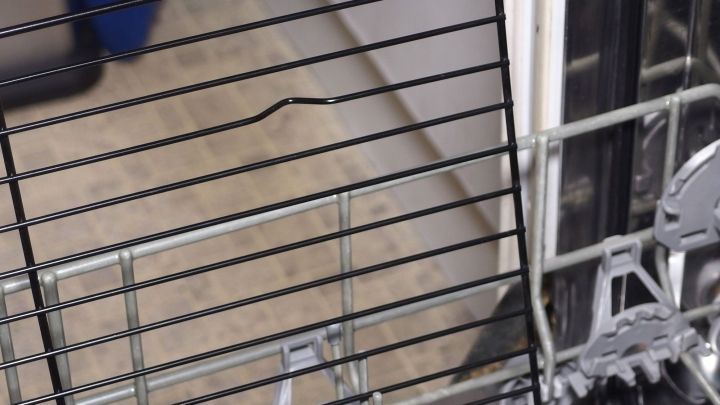 Ein Backofengitter liegt im Inneren einer Geschirrsp&uuml;lmaschine, bereit zum Reinigen, um Verschmutzungen zu entfernen.