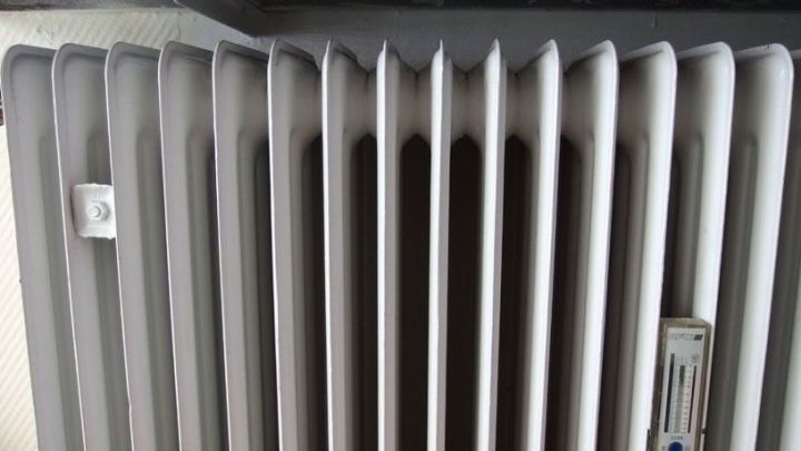 Ein verchromter Heizk&ouml;rper wird gereinigt, um vergilbte Fl&auml;chen mit Backofenspray aufzuhellen. Die Umgebung ist hell und modern.