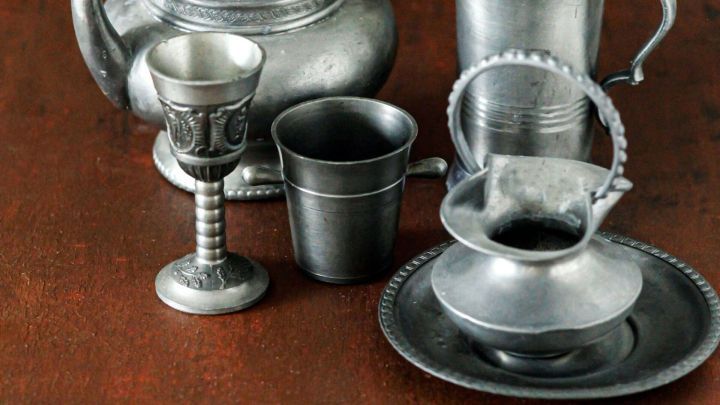 Zinnbeh&auml;lter stehen auf einem rustikalen Untergrund und sind bereit f&uuml;r den Genuss von Bier.