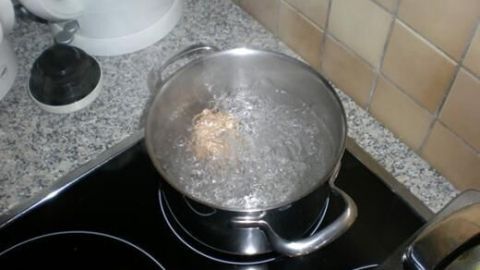 Ein Topf mit Wasser kocht auf dem Herd, bereit, Eier für das perfekte Kochen hinzugefügt zu werden.
