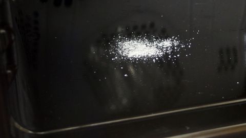 Im Backofen liegt Salz auf einer schmutzigen Fläche und wirkt reinigend auf hartnäckigen Schmutz in der Umgebung.