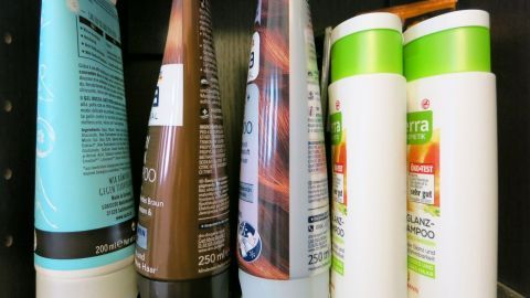 Reste von verschiedenen Shampoos stehen auf einem Regal, die darauf warten, für DIY-Projekte verwendet zu werden.
