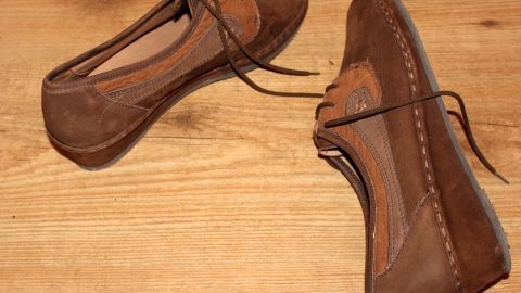 Stoff- und Wildlederschuhe mit Polsterschaum reinigen