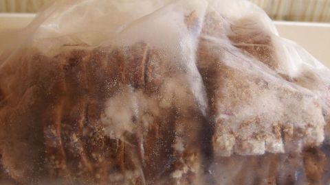 Ein gefrorenes Brotstück liegt im Gefrierbeutel und wartet darauf, aufgetaut zu werden, um frisch serviert zu werden.