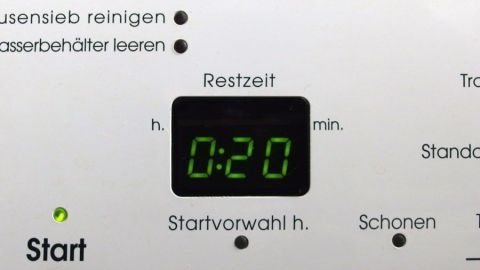 Ein digitales Display zeigt die Restzeit von 20 Minuten für das Antrocknen von Wäsche im Trockner.
