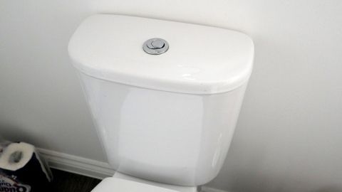 Den Toilettenspülkasten ganz einfach entkalken und reinigen mit Gebissreinigertabs. Etwas wirken lassen, abspülen, sauber! Ein Toilettenspülkasten steht sauber und ordentlich an einer Wand. Er ist bereit für die Reinigung mit Gebissreiniger.
