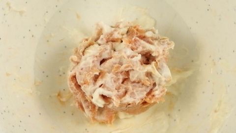 Streichwurst mit Quark oder Frischkäse "verlängern" und Fett reduzieren. Eine Portion Leberwurst liegt mittig in einer hellen Schüssel, umgeben von einer glatten, neutralen Oberfläche.