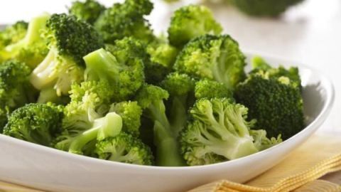 Frischer Brokkoli liegt in einer weißen Schüssel und wirkt appetitlich, bereit zum Kochen oder Servieren.