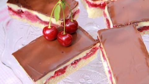 Saftiger Schneewittchenkuchen mit Schokoguss und Kirschen – probier das Rezept für diese fruchtig-cremige Kuchenspezialität aus.