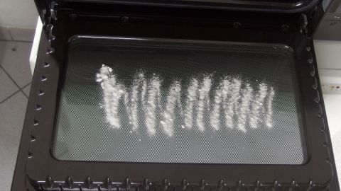 Ein sauberes Sichtfenster im Backofen sorgt für eine bessere Sicht auf deine Gerichte. Mit Soda kannst du effektiv für Klarheit sorgen. Schau dir den praktischen Tipp zum Reinigen an und bring deinen Ofen zum Glänzen. Ein Backofen mit einem klaren Sichtfenster, das mit Soda gereinigt wurde, zeigt saubere Streifen auf dem Glas.