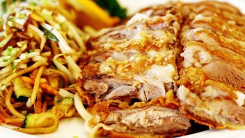 Zartes Entenfleisch liegt auf dem Teller, umgeben von buntem, süß-scharfem Gemüse und einer frischen Salatbeilage.