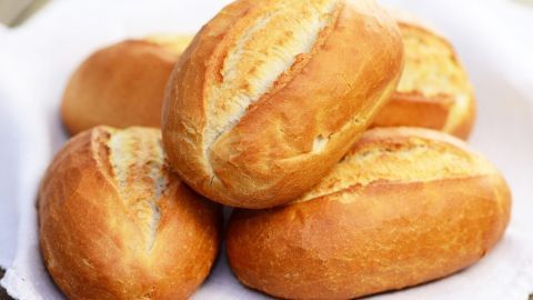 Frische, knackige Brötchen liegen auf einem weißen Tuch und warten darauf, genossen zu werden.