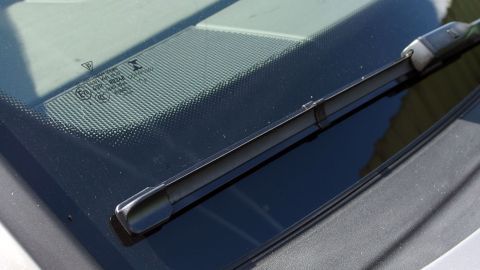 Schmierende Scheibenwischer mit feinem Schleifpapier aufmöbeln.