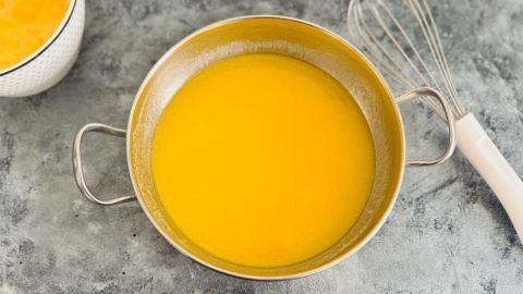 Mit geschmolzenem Fett kannst du Kuchenteig schnell und unkompliziert zubereiten. Diese Methode spart Zeit und sorgt für eine gleichmäßige Konsistenz. Im Bild siehst du das flüssige Fett, bereit zur Verwendung im Teig.