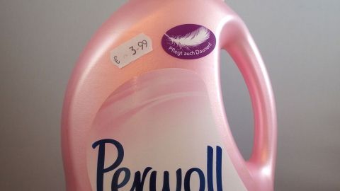 Eine Flasche Perwoll Waschmittel steht auf einer Oberfläche und zeigt den Preis von 3,99 €. Nutzer notieren Preise für Gebrauchsgegenstände.
