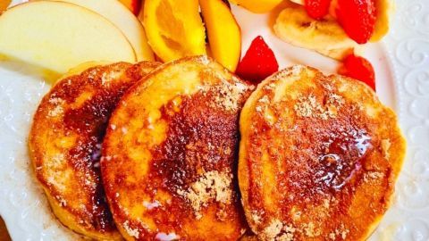 Diese eifreien Pfannkuchen sind perfekt für Allergiker und Veganer. Serviert mit frischem Obst bieten sie eine köstliche und abwechslungsreiche Frühstücksidee – ganz ohne Kompromisse bei Geschmack und Genuss.