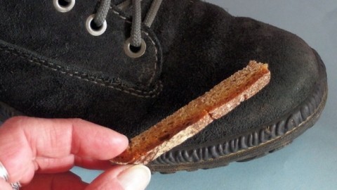 Wildleder-Schuh-Reinigung mit Bürste und Brotrinde
