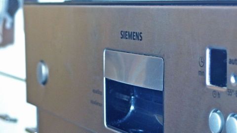 Ein Edelstahlgerät zeigt eine glänzende Oberfläche ohne Fingerabdrücke in einer modernen Küchenumgebung.