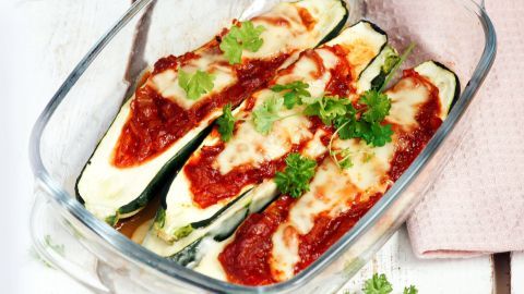 Zucchini-Zwiebel-Schiffchen