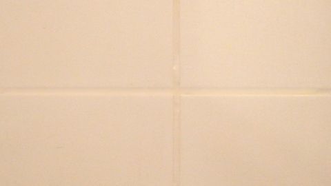 Vergilbte Fliesenfugen im Bad sind deutlich sichtbar und benötigen eine Auffrischung für ein frisches Aussehen.