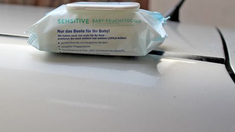Getrocknete Babyfeuchttücher eignen sich hervorragend zum Staubwischen. Antistatische Staubtücher liegen auf einer glänzenden Oberfläche, bereit zum Staubwischen in einem sauberen Raum.