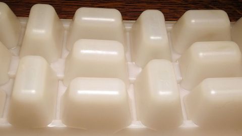 Ein Eiswürfelbehälter gefüllt mit Salatöl steht in einer Küche, bereit zum Einfrieren für bessere Eiswürfel.