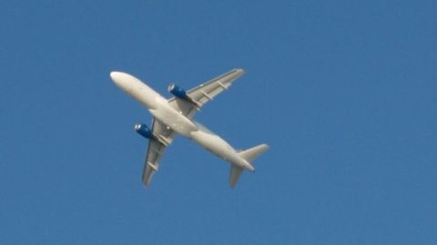 Prüfen von verschiedenen Flugrouten: So lassen sich bei einem Langstreckenflug gut und gerne 100-200 Euro sparen.