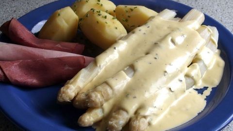 Spargel mit Senfsauce: Für die Sauce die Creme Fraiche in einen kleinen Topf geben, bei geringer Hitze aufkochen lassen. Die Creme Fraiche mit Senf, Salz und Pfeffer abschmecken, FERTIG.