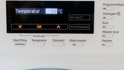 Bei 50 Grad dürfen auch 60-Grad-sowie 40-Grad-Wäsche gewaschen werden. Man bekommt die Wäsche auch bei diesem Vorgang sauber, spart Energie und der Heizstab verkalkt nicht so schnell! Ein Waschmaschinenanzeigendisplay zeigt die Temperatur von 50 Grad Celsius an. Die Umgebung ist technisch und modern.