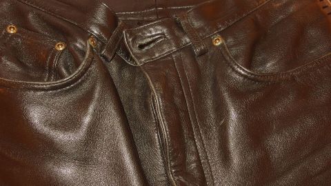 Glattes Leder aus einer nahen Perspektive, zeigt eine saubere und gepflegte Oberfläche in einem dunklen Farbton.