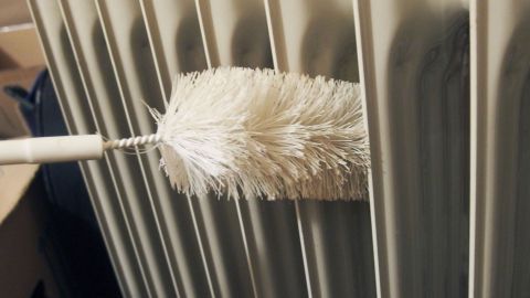 Für die schwer erreichbaren Zwischenräume eignet sich hervorragend eine runde Flaschenbürste. Eine Flaschenbürste reinigt einen Heizkörper durch die schmalen Lücken zwischen den Lamellen in einem Raum.