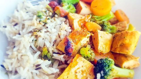 Hier gebe ich euch mal das Original Grundrezept für ein Curry. Ihr benötigt einige Gewürze, die ihr in Asiamärkten erhaltet.