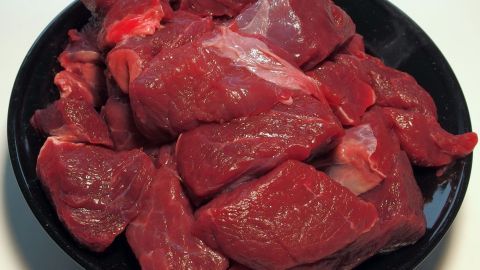 Gefrorenes Fleisch portionieren