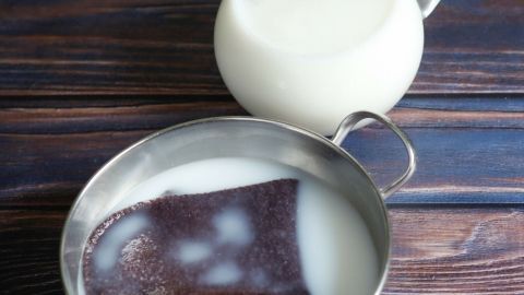 Waschechte Kleidung mit Milch