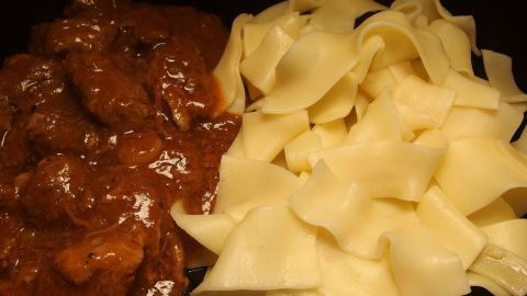 Einfaches und leckeres Gulasch, wie es Oma zubereitete.