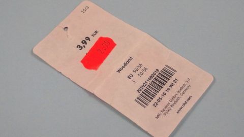 Augen auf im Supermarkt: Preise können manchmal falsch in den Scannerkassen eingegeben sein. Eine Preisschilder ist auf einem Tisch platziert, markiert mit einem roten Aufkleber, um Informationen über ein Produkt zu zeigen.