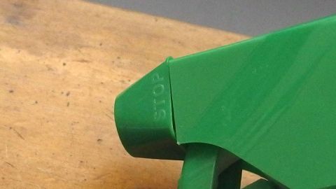 Ein grüner Möbelstück-Aufsatz wird auf einer Holzoberfläche platziert, um Schmutz zu reinigen.