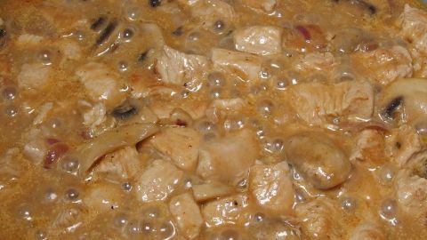 Zarte Zwiebel-Sahne-Geschnetzeltes in einer cremigen Senfsauce mit Champignons, frisch in einer Pfanne gekocht.