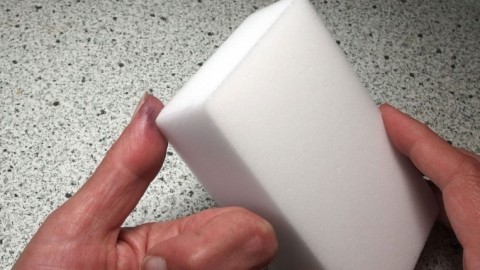Druckertinte von Fingern mit Radierschwamm entfernen