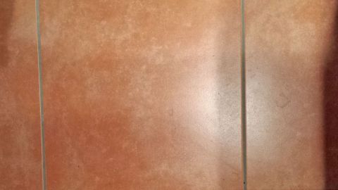 Schmutzige Fliesenfugen zeigen an, dass gründlichere Reinigung im Badezimmer oder in der Küche nötig ist.