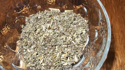 Kreuzkümmel in einer klaren Schale wird auf einem Holztisch präsentiert, um die natürliche Verwendung von Gewürzen aus der Apotheke zu zeigen.