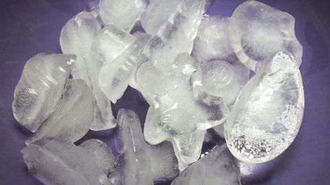 Ausgefallene und schöne Eiswürfel aus der Pralinenschachtel und eine tolle Resteverwertung von Müll. Eiswürfel liegen lose auf einer dunklen Oberfläche und wirken frisch und klar, ideal für Getränke oder kreative Eiswürfelproduktion.
